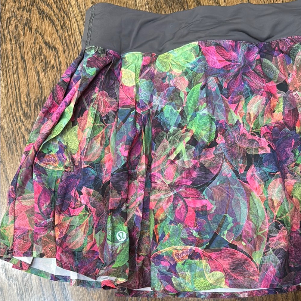lululemon athletica Multicolor Floral Pleated Skort with Black Waistband - Picture 5 of 8